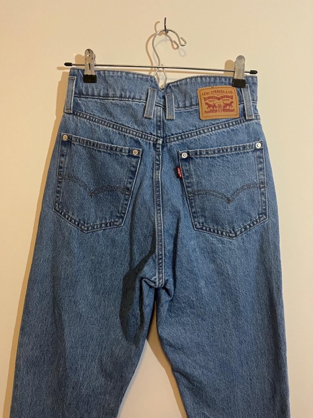 Levi's High Waisted Mom Jean Size 26 - Picture 5 of 8